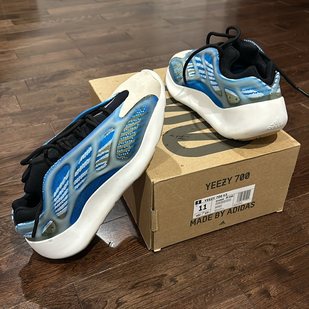 Adidas Yeezy 700 V3 ARZARETH colorway Mens Size 11 - Picture 3 of 5